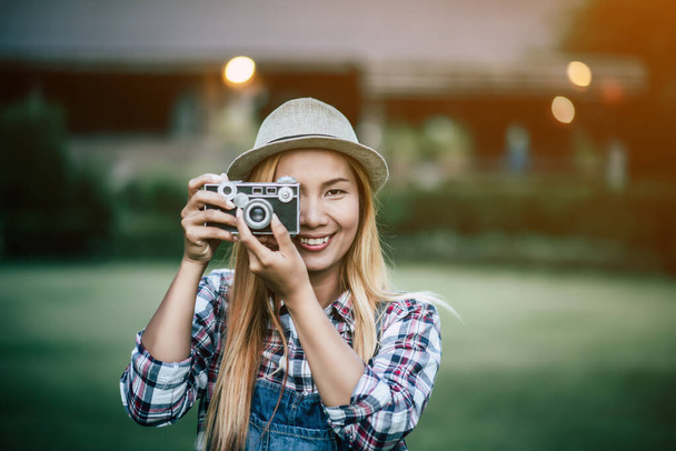 Modelo de mujer joven con cámara de película retro
 - Foto, imagen