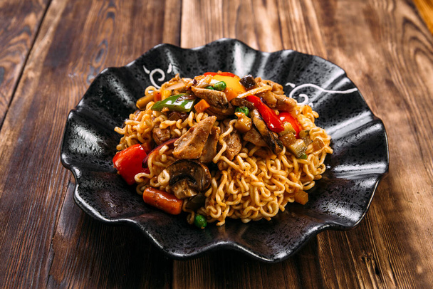 Curly noodles wok chicken mushrooms vegetables - Φωτογραφία, εικόνα