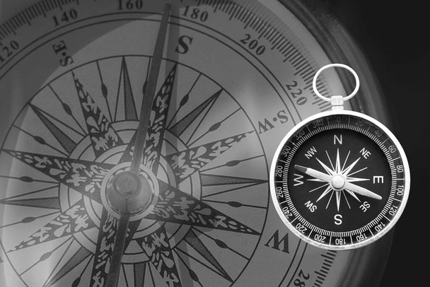 kulatý kompas na pozadí jiného kompasu - Fotografie, Obrázek