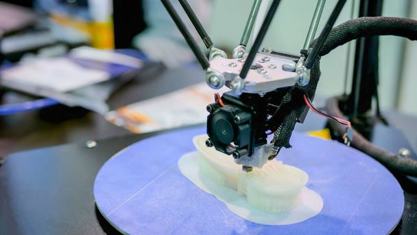 Τρισδιάστατη μηχανή εκτύπωσης εκτυπώνει φυσικό 3D μοντέλο - Φωτογραφία, εικόνα