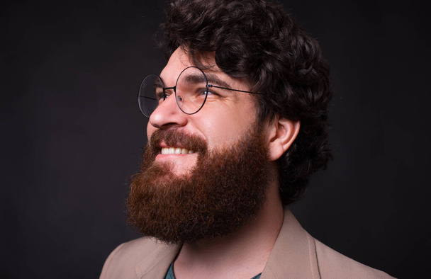 Ritratto di giovane hipster barbuto sorridente e occhiali da vista
 - Foto, immagini