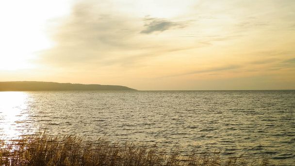 Bella vista dell'alba sulla laguna di Vistola. Costa vicino Frombork City. - Foto, immagini