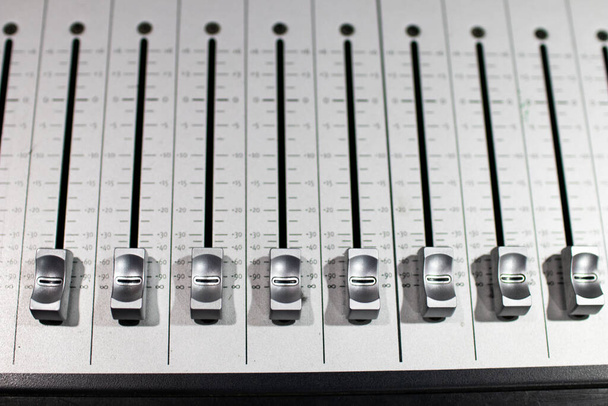 mezclador de sonido de acero cepillado plateado con diferentes palancas deslizantes para ajustar los efectos y volúmenes
 - Foto, imagen