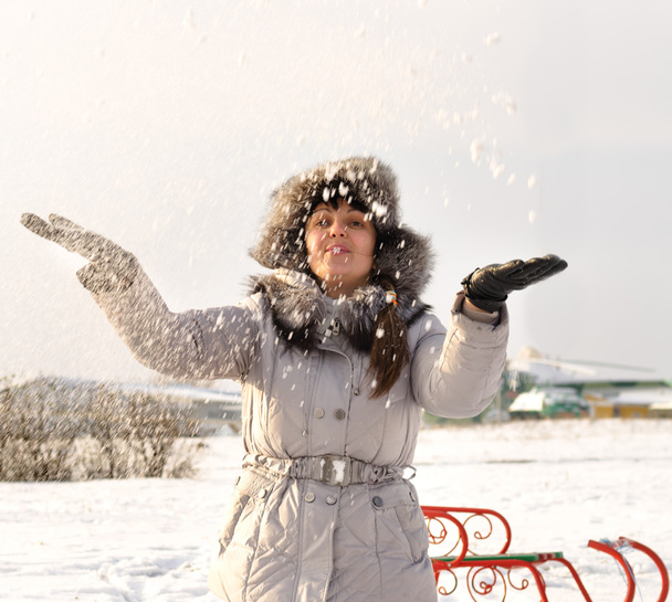 Femme heureuse jetant de la neige dans les airs
 - Photo, image
