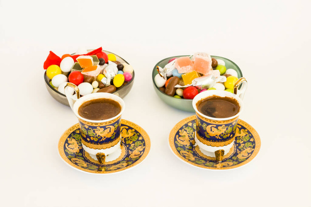 Dulces coloridos turcos tradicionales y deleite en blanco con café
. - Foto, Imagen