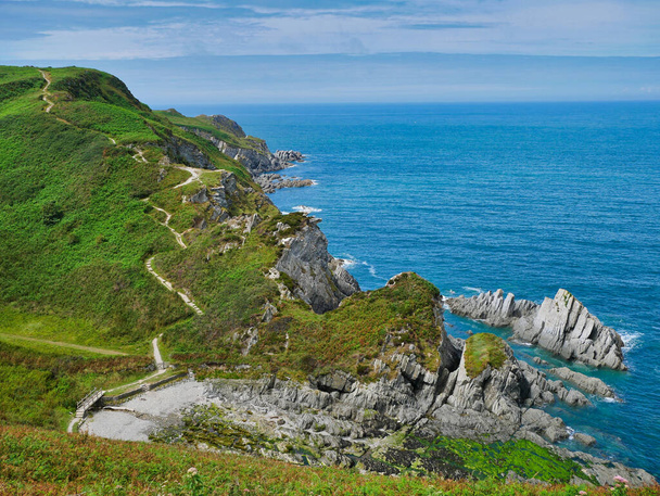 A costa norte de Devon, perto de Lee Bay, mostrando os estratos de ardósia acentuadamente inclinados da Formação de Slates da Morte - base sedimentar formada no Período Devoniano. Tirado do caminho da costa sudoeste
. - Foto, Imagem