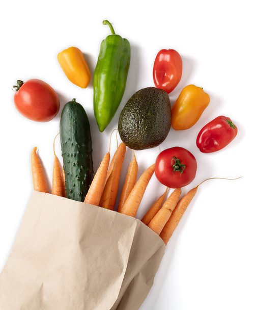 背景から隔離された再生可能な紙袋の中の新鮮な野菜 - 写真・画像