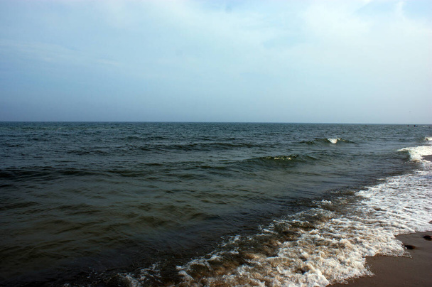 Polonya Baltık Denizi güzel mavi deniz dalgaları okyanus ufku kum ve kumsal mavi gökyüzü - Fotoğraf, Görsel