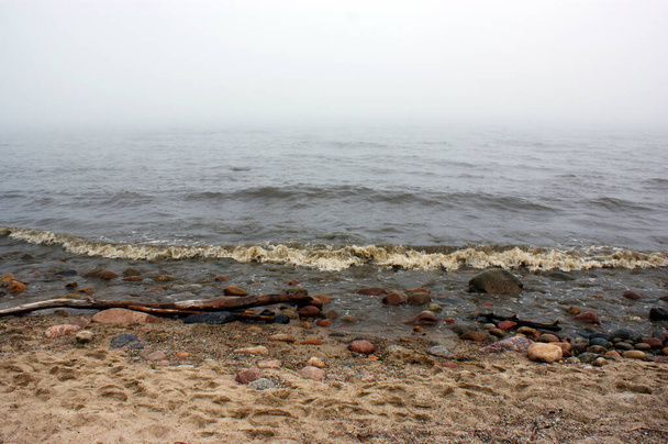 Pologne Mer Baltique belles vagues de mer bleue horizon océan sable et plage ciel bleu
 - Photo, image