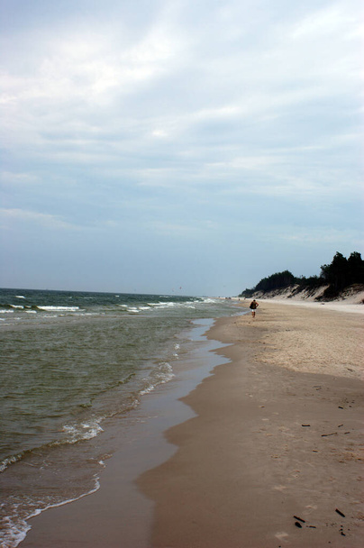 Polonya Baltık Denizi güzel mavi deniz dalgaları okyanus ufku kum ve kumsal mavi gökyüzü - Fotoğraf, Görsel