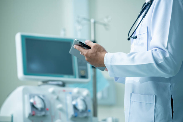 Lääkäri ja kehittyneet dialyysilaitteet sairaalaympäristössä kaupallista liiketoimintaa varten - Valokuva, kuva