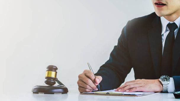 Das Rechtsbüro oder die Anwaltskanzlei bietet Rechtsberatung für den Geschäftsbetrieb und Mietkaufverträge. Die Anwaltskanzlei berät und berät auch bei der Bekämpfung von Fällen. - Foto, Bild