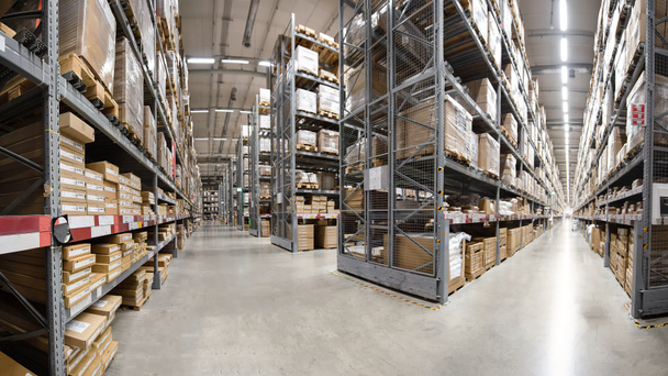 Panorama enorme distributie magazijn met hoge planken - Foto, afbeelding