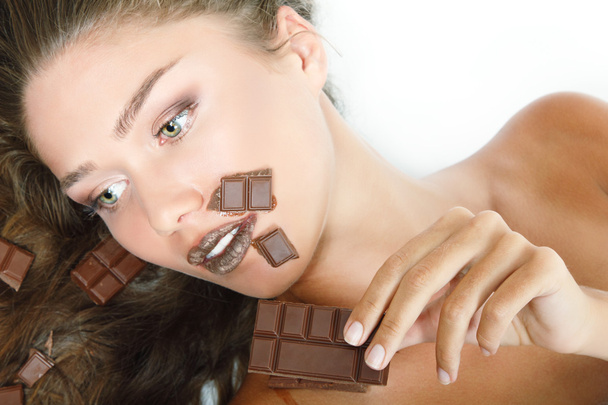 Beautiful woman eating chocolate - Foto, afbeelding