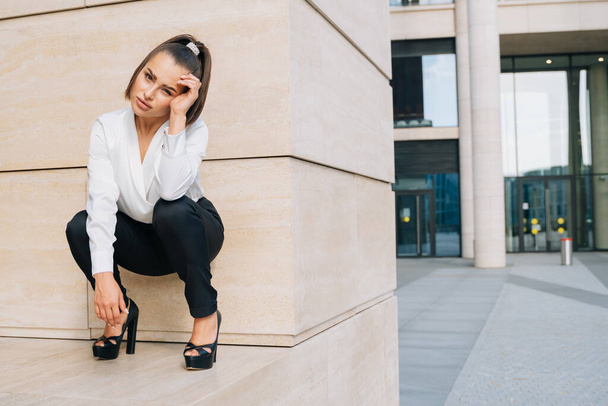 a cheeky business lady squatting. extravagant squatgirl in a business-style suit. - Fotoğraf, Görsel