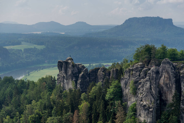 異なる場所でのサクソンスイスを巡る探検ツアー-ザクセン州/ドイツ - 写真・画像