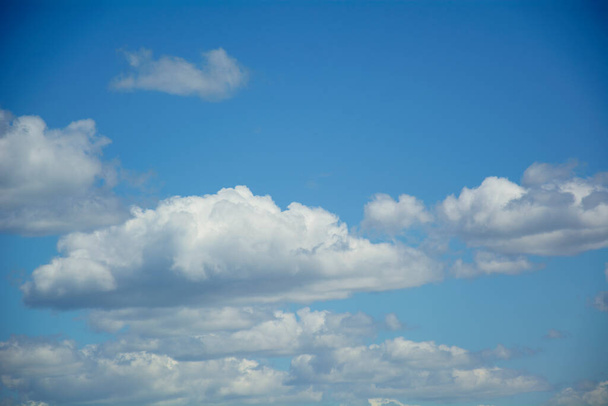 Великі хмари на красивому блакитному небі
 - Фото, зображення