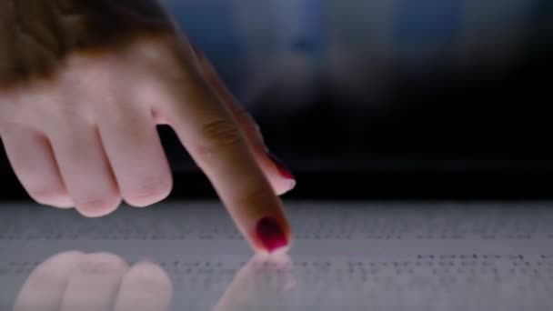 Kobiecy palec za pomocą multimedialnego ekranu dotykowego interaktywnego kiosku: zbliżenie - Materiał filmowy, wideo