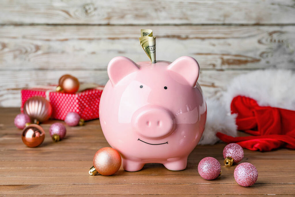 Piggy bank i świąteczne dekoracje na stole - Zdjęcie, obraz
