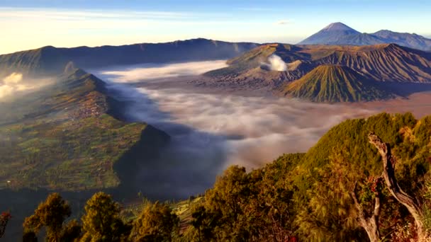 4K Panning timelapse of Bromo vulkán napkeltekor, Kelet-Jáva, Indonézia - Felvétel, videó