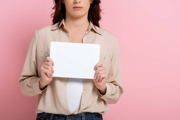Cropped view of woman holding empty card on pink background, concept of body positive  - Фото, изображение