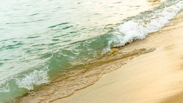 Морской пляж и мягкая синяя морская волна
. - Фото, изображение