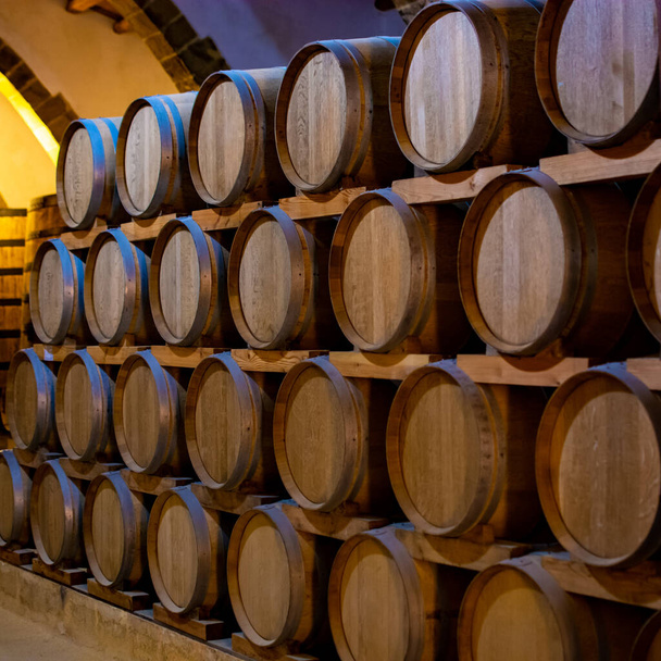 Eski meşe fıçıları olan eski şarap mahzeni, İtalya, Sicilya, Marsala 'da güçlendirilmiş kuru veya tatlı marsala şarabı üretimi - Fotoğraf, Görsel