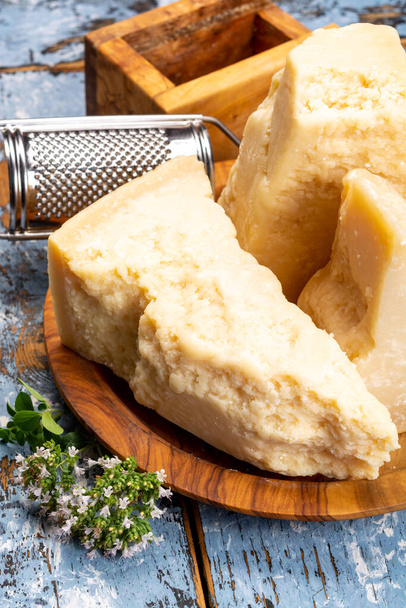 Συλλογή τυριών, σκληρό ιταλικό τυρί, παλαιωμένη παρμεζάνα και τυρί grana padano από κοντά - Φωτογραφία, εικόνα