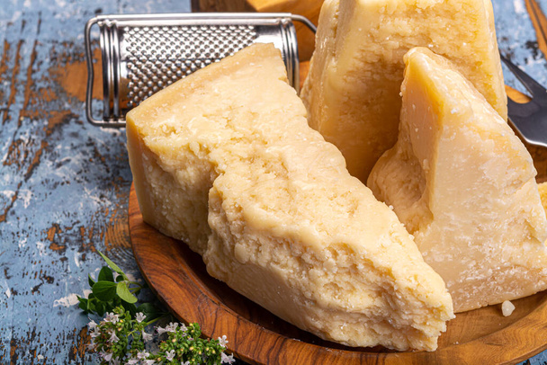 Колекція сиру, твердий італійський сир, старий пармезан і сир Ґрана-патано крупним планом
 - Фото, зображення