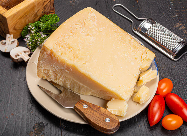 Kolekcja serów, twardy włoski ser, dojrzewający parmezan lub ser grana padano z bliska - Zdjęcie, obraz