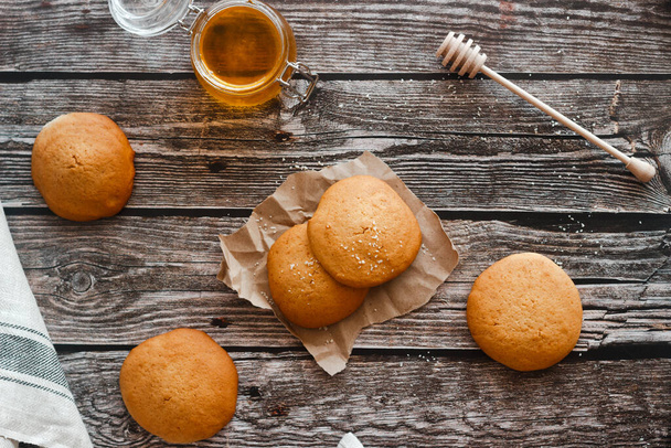 Tasty honey cookies. Cookies on the table. Country style - Fotoğraf, Görsel