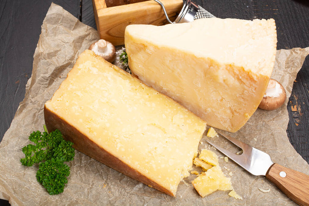 Käsekollektion, alte Käsesorten aus Norditalien, gereifter Maniva-Käse aus den Alpen, Parmesan aus Parma, Grana Padano und Reibeisen - Foto, Bild