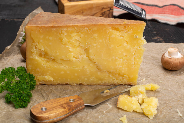 Sbírka sýrů, zrající žlutá tvrdá, sýr Maniva z alpských údolí poblíž Mount Maniva, severní Itálie - Fotografie, Obrázek