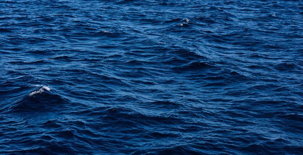 océan bleu calme avec une belle texture sur le fond - Photo, image