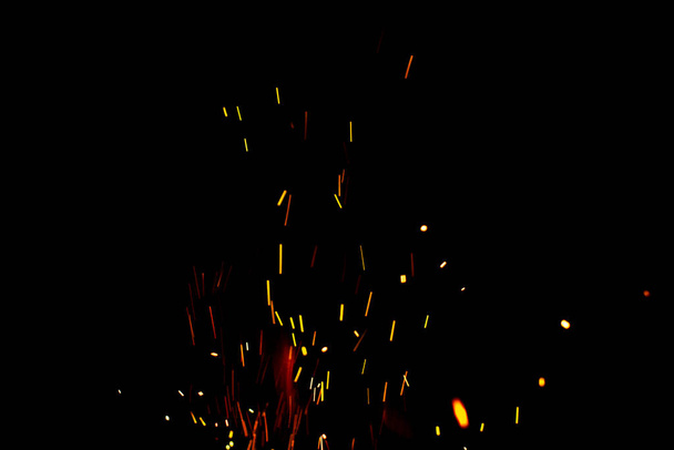 Chispas y fuego sobre fondo negro
 - Foto, Imagen