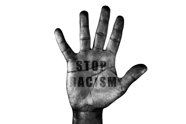 Arrêtez le racisme. Ouvrez la paume d'un homme noir avec les doigts écartés demandant d'arrêter le racisme. Main avec un puissant concept anti-racisme. - Photo, image