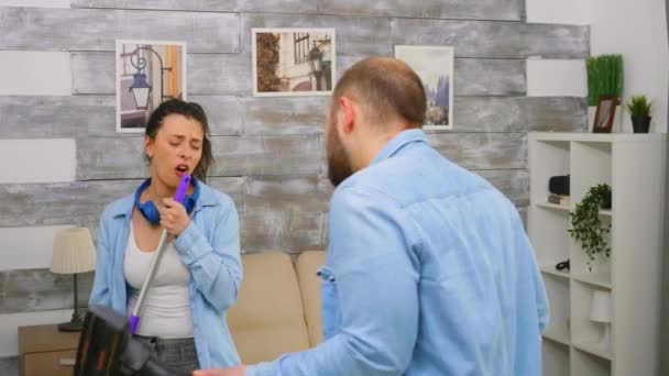 Wife singing and husband rocking - Πλάνα, βίντεο