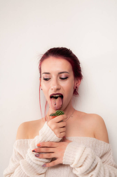 Funny girl licks a cactus. - Foto, immagini
