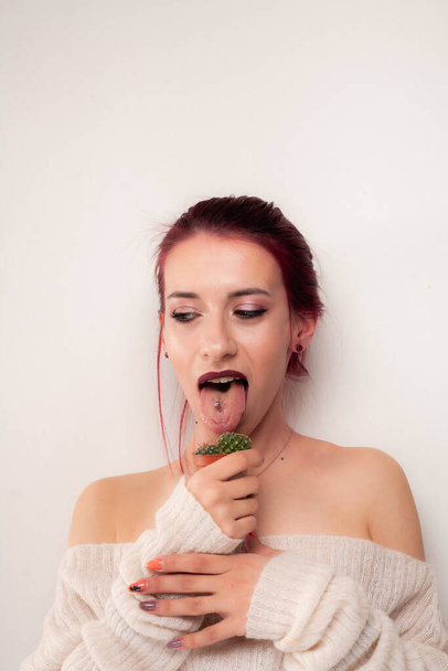 Funny girl licks a cactus. - Φωτογραφία, εικόνα
