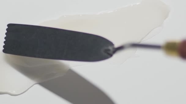 μουτζούρα καλλυντικών τζελ υφή με μια σπάτουλα ζιγκ-ζαγκ - Πλάνα, βίντεο