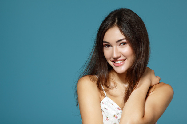 Smiling teen girl portrait - Zdjęcie, obraz