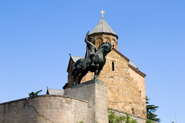 Estatua de Vakhtang Gorgasali, famoso rey de Georgia, casco antiguo y centro de la ciudad de Tiflis, Georgia
 - Foto, imagen