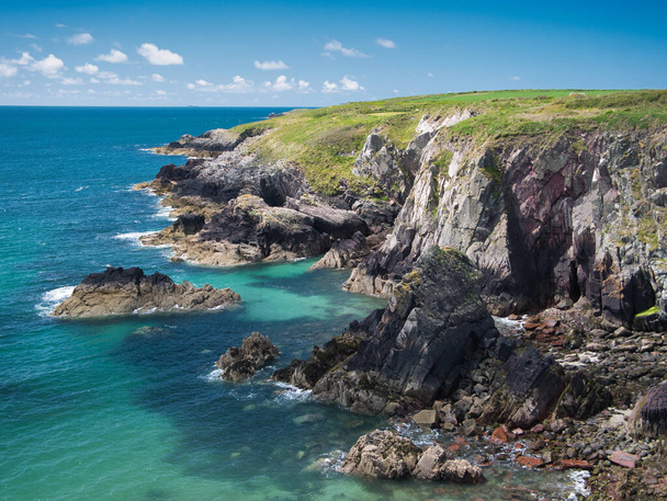 海岸線から見ると、英国の南ウェールズのペンブロークシャーの海岸崖 - 写真・画像