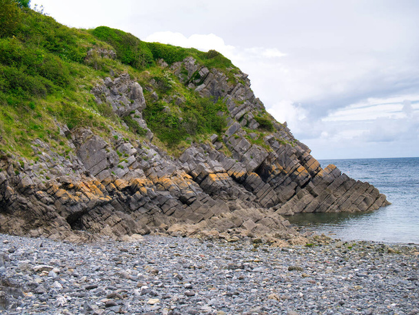 Przybrzeżne klify w Pembrokeshire, Południowa Walia, Wielka Brytania, oglądane z Coast Path - Zdjęcie, obraz