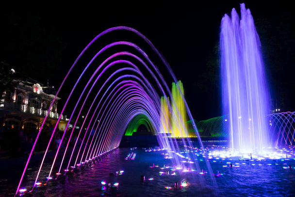 Fuentes en la ciudad. Fuente de noche de colores, ciudad de Krasnodar, Rusia
 - Foto, imagen