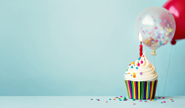 Syntymäpäivä cupcake värikkäitä ilmapalloja ja konfetti - Valokuva, kuva