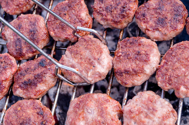 Griller les boulettes de viande sur le gril. Barbecue de cuisine avec charbon de bois dans le jardin. Cuisine turque. - Photo, image