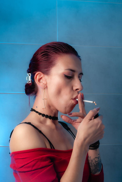 Το κορίτσι καπνίζει ένα τσιγάρο. Κυρά με αυτοπεποίθηση. - Φωτογραφία, εικόνα