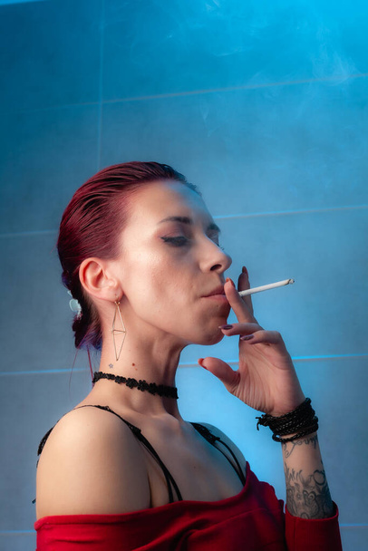 Дівчина курить цигарку. Впевнена леді
. - Фото, зображення