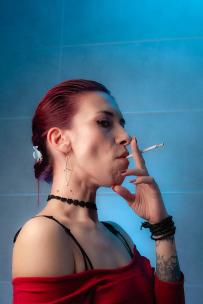 Дівчина курить цигарку. Впевнена леді
. - Фото, зображення